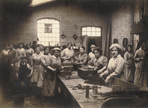 Women factory workers 1917